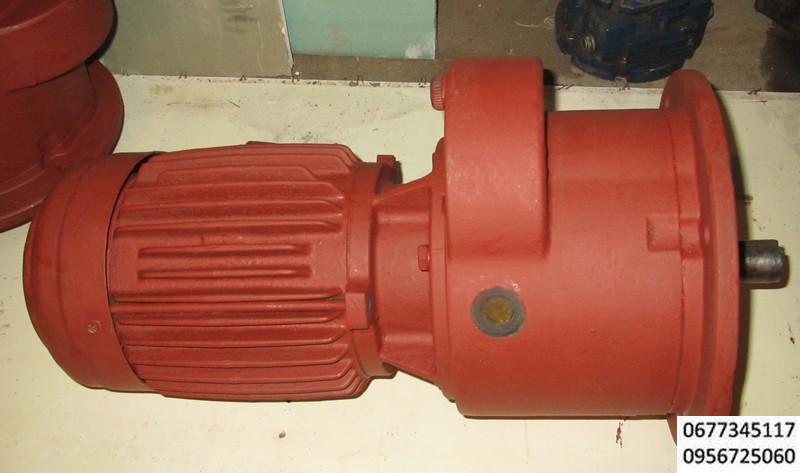 Мотор редуктор планетарный  ,фланцевый , редукция 1 к 30, электродвигатель 1,5 квт 1410 об\мин , 220\380 вольт , класс защиты IP-45 , на выходном валу 45 об\мин, оптимальное применение бетоносмесители, растворосмесители , маслопресс , гранулятор кормов, вальцы.
Компрессор поршневой ГП-0,15/10 модели 1136-В2 производства Бежецкого завода – позволяет создавать максимальное давление воздуха 10 кгс/см2, производительность 150 л/мин, мощность электродвигателя 1,5 кВт. 3000 об\мин.
